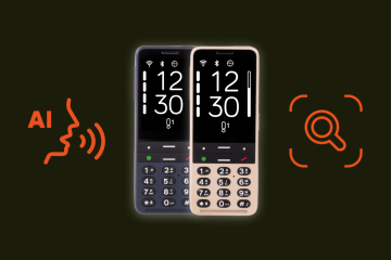 De afbeelding toont twee BlindShell Classic 3-toesteltelefoons die naast elkaar staan. Eén is oceaanblauw, de andere heeft een warme Goudkleurig zand kleur. De telefoons komen subtiel naar voren tegen een donkere achtergrond en zijn omgeven door een zachte witte gloed die kunstmatige intelligentie en de interne processen van het toestel symboliseert. Links van de telefoons staat een oranje Luna-icoon, dat de virtuele spraakassistent voorstelt als een gezichtsprofiel met geluidsgolven. Rechts bevindt zich een oranje vergrootglas-symbool dat de Observo-functie vertegenwoordigt.