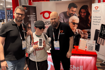 A la izquierda está nuestro representante de ventas Jakub, a la derecha Sam, la estrella de nuestro stand, y en el centro, el ganador del BlindShell Classic 3. Los tres sonríen, creando una atmósfera cálida y amigable.